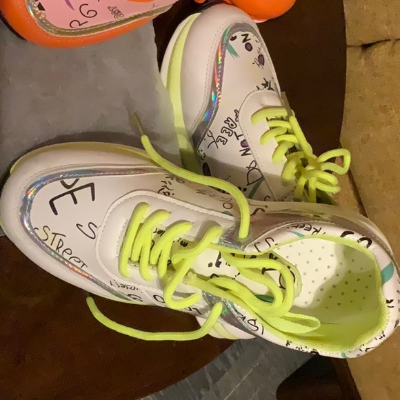 Women size 7 sneaker. - Picture 1 of 5
